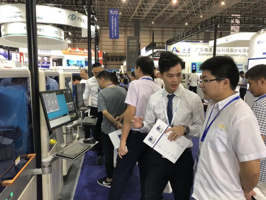 尊龙凯时坚持自主创新，多部设备首次公开亮相 | 电子制造自动化展报道